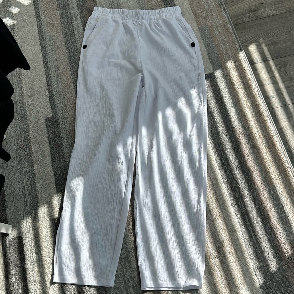 Woman’s White Pull on Pants with Pockets. New never worn.